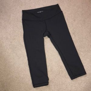 2XU Gray Capris. Like new Sz small